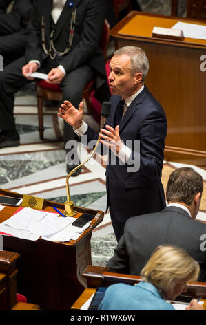 Minister für Ökologie Francois de Rugy beobachtet, als er während einer Sitzung der Fragen zur Regierung in der Nationalversammlung. Stockfoto