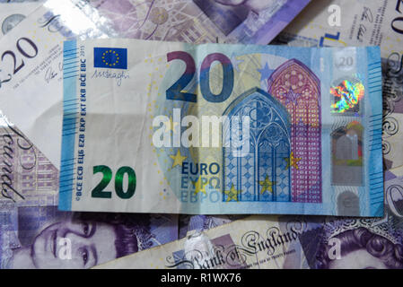 Zwanzig Pfund Banknoten, zwanzig Euro Bank Note gesehen angezeigt werden. Stockfoto
