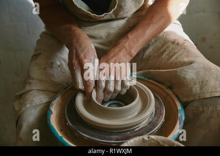 Teilweise mit Blick auf die professionellen Potter arbeiten an Töpferei Lenkrad in der Werkstatt Stockfoto