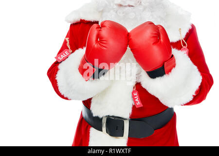 7/8-Ansicht von Santa Claus in Boxhandschuhe und roten Kostüm mit Verkauf tags isoliert auf weißem Stockfoto