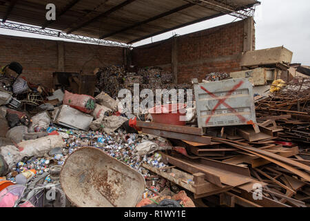 Chincha Alta, Asien, Peru - 18. Oktober 2018: Ein informelles Recycling center mit Elementen wieder verkauft zu werden. Stockfoto