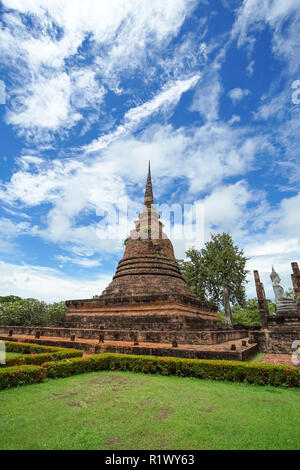 UNESCO-Weltkulturerbe Wat Sa Si in Sukhothai Historical Park, Provinz Sukhothai, Thailand. Stockfoto