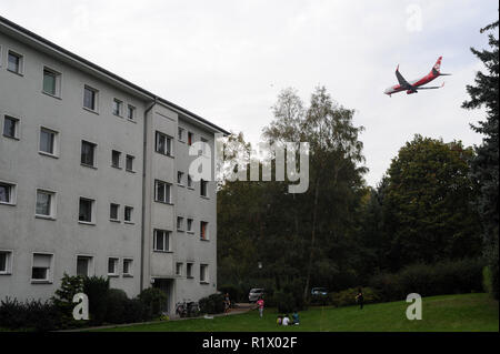 03.10.2011, Berlin, Deutschland, Europa - Air Berlin Passenger Jet fliegen über Wohngebäude in Berlin kurz vor der Landung am Flughafen Tegel. Stockfoto