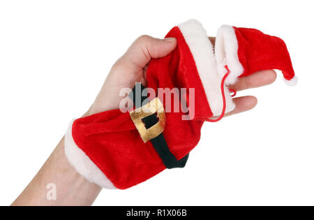 Der Großvater hält in seiner Hand ein Roter samt Socken und eine Kappe von Santa Claus. Bald wird es Geschenke für Enkel unter dem Weihnachtsbaum. Iso Stockfoto