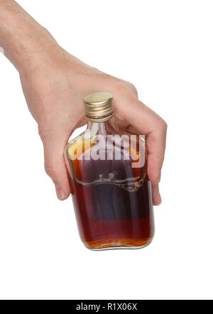 Ein älterer Mann hält in der Hand die flache Flasche mit billigen hausgemachte Whiskey gestartet. Auf weissem studio Konzept isoliert Stockfoto