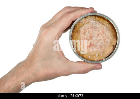 Ein älterer Mann hält in seiner Hand ein Öffnen von Konserven Schweinefett Eintopf. Auf weissem Studio closeup Schuß isoliert Stockfoto