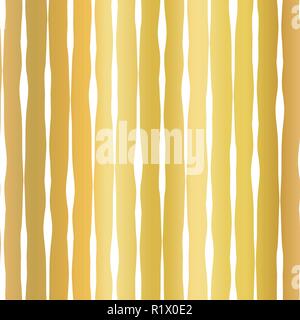 Goldfolie Hand gezeichnet vertikale Linien nahtlose Vektor Muster. Weiß gewellt unregelmäßige Streifen auf goldenem Hintergrund. Elegantes Design für digitale Papier, Banner, Hochzeit, Party, Geburtstag, Laden, Geschenkpapier Stock Vektor