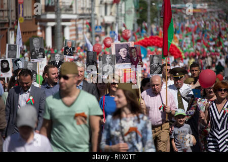 Belarus, die Stadt Gomel, 9. Mai 2018. Urlaub Tag des Sieges. Central Park. Viele Menschen auf der Straße am Tag des Sieges zu Fuß Stockfoto