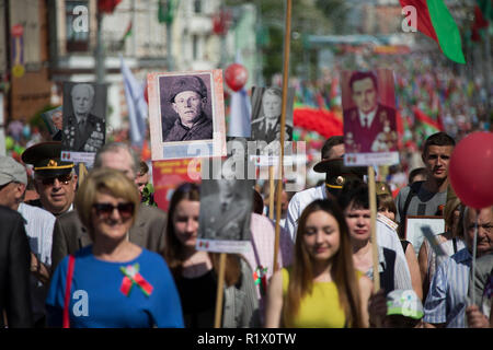 Belarus, die Stadt Gomel, 9. Mai 2018. Urlaub Tag des Sieges. Central Park. Viele Menschen auf der Straße am Tag des Sieges zu Fuß Stockfoto