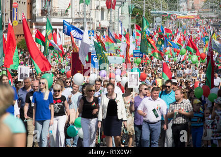 Belarus, die Stadt Gomel, 9. Mai 2018. Urlaub Tag des Sieges. Central Park. Viele Menschen auf der Straße auf Sieg Tag entfernt. Stockfoto