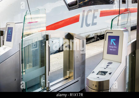 Ticket Toren installiert auf einer Plattform in Paris Gare de l'Est Station Zugriff auf ein Ice der Deutschen Bahn zu steuern. Stockfoto