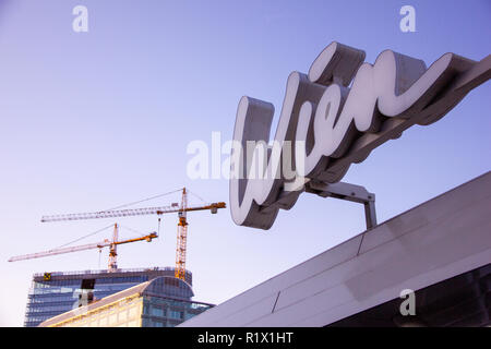 Wien/Österreich - 16.September 2012: Wien und Wien Zeichen im Vordergrund Stockfoto