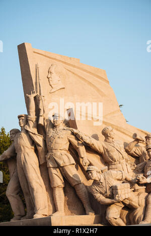 Denkmal mit kommunistischen revolutionären Helden vor Maos Mausoleum auf dem Platz des Himmlischen Friedens, Peking, China Stockfoto