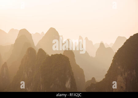 Sonnenuntergang über Karst Hügel von Lao Zhai, Xingping, Guilin, Guangxi Provinz, China Stockfoto