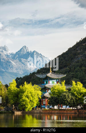 Mond umarmen Pavillon und Brücke, Pool des Schwarzen Drachens Park mit Yulong Xueshan (Jade Dragon) Berg, Lijiang, Yunnan, China Stockfoto