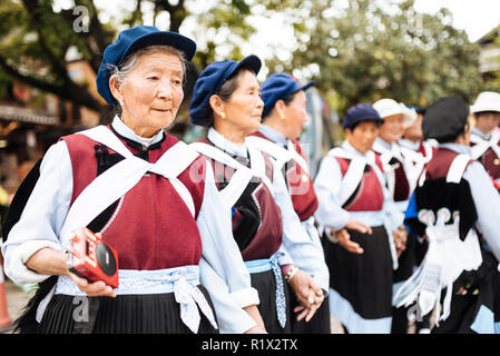 Naxi Frauen in Traditiona Kleid tanzen, Lijiang, Yunnan, China Stockfoto