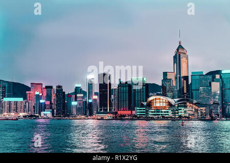 Skyline und Victoria Harbour, von Hong Kong. Blick von Kowloon auf Hongkong Island. Stockfoto