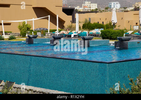 Blick auf den Infinity-Pool im Anantara Al Jabal Akhdar Resort. Das Hotel liegt im Hügelland Jebel Akhdar. Al-Hadschar-Gebirge im Nordosten Omans. Stockfoto