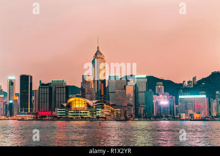 Skyline und Victoria Harbour, Hongkong. Blick von Kowloon auf Hongkong Island. Stockfoto