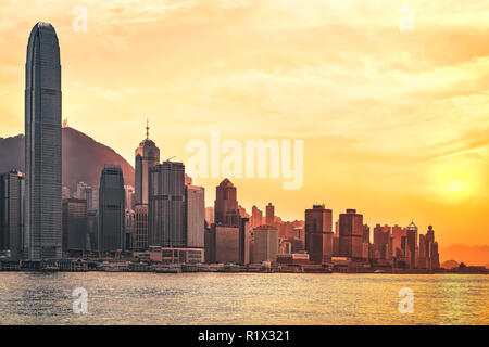 Schöne Victoria Harbour in Hongkong bei Sonnenuntergang. Blick von Kowloon auf Hongkong Island. Stockfoto