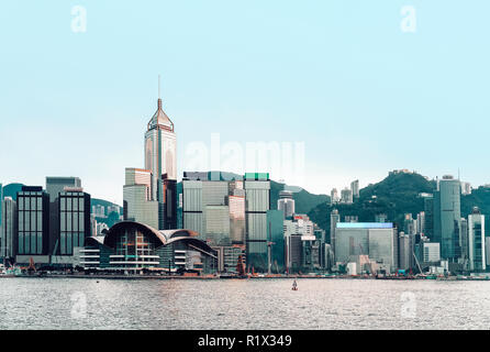 Schöne Victoria Hafen von Hong Kong bei Sonnenuntergang. Blick von Kowloon auf Hongkong Island. Stockfoto