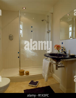 Großer begehbarer Dusche im modernen Badezimmer Stockfoto