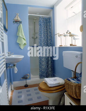 Blau Duschvorhang im Bad im modernen Wirtschaft Bad mit Beige Fliesen