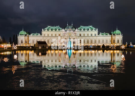 Weihnachtsdorf Schloss Belvedere bei Nacht Stockfoto