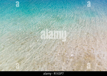 Wasser Meer Hintergrund. Klare, blaue Welligkeit aqua Textur. Blaue, leuchtende Wasser Welligkeit Hintergrund Stockfoto