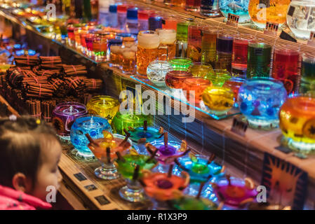 Weihnachten Jelly Glas Kerzen auf Showcase Stockfoto