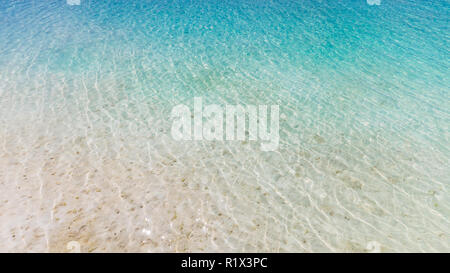 Wasser Meer Hintergrund. Klare, blaue Welligkeit aqua Textur. Blaue, leuchtende Wasser Welligkeit Hintergrund Stockfoto