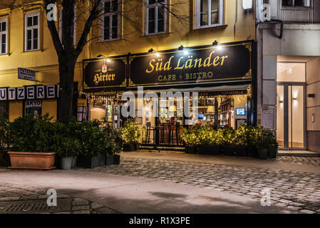 Weihnachten Straße mit beleuchteten Café in der Dämmerung Stockfoto