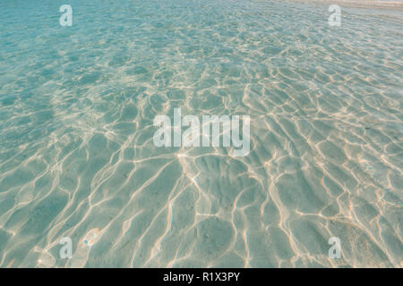 Wasser Meer Hintergrund. Klare, blaue Welligkeit aqua Textur. Blaue, leuchtende Wasser Welligkeit Hintergrund Stockfoto