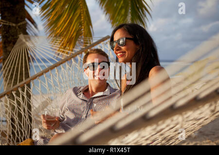 Das junge Ehepaar auf Hochzeitsreise auf Rarotonga, Cook Inseln. Stockfoto