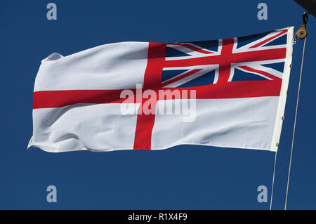 Die Flagge der Royal Navy die White Ensign Stockfoto