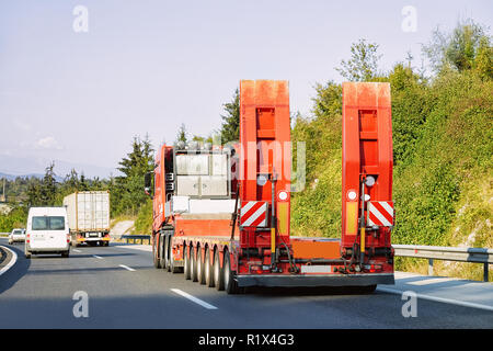 Fahrzeug ohne Anhänger Box auf der Landstraße Asphalt von Polen. Lkw Transporter Stockfoto