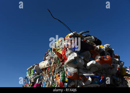 Gedrückt, Kunststoff Würfel für das Recycling an der gemischten Abfälle Processing Facility in Russland. Stockfoto