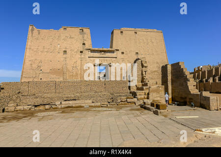 Die ersten Pylon am Tempel von Edfu, einem ägyptischen Tempel befindet sich auf dem Westufer des Nils in Edfu, Ägypten, Nordafrika Stockfoto