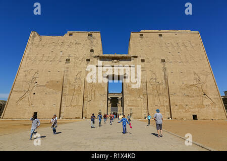 Die ersten Pylon am Tempel von Edfu, einem ägyptischen Tempel befindet sich auf dem Westufer des Nils in Edfu, Ägypten, Nordafrika Stockfoto