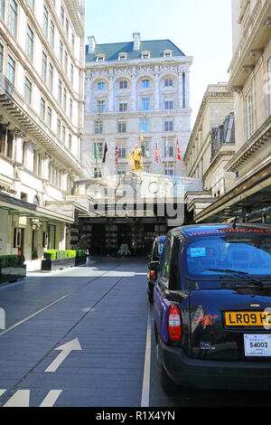 Die ikonische, Luxus Hotel Savoy auf dem Strang in Central London, UK Stockfoto