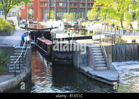 St. Pancras auf Regents Kanal vor dem Gasspeicher Apartments, Kings Cross, nördlich von London, Großbritannien Stockfoto