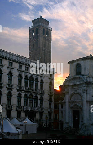 Blick über den Campo San Geremia in der Morgendämmerung in Richtung Palazzo Labia und die Chiesa di San Geremia, Cannaregio, Venice, Italien Stockfoto