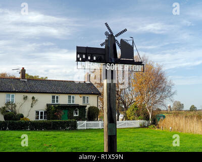 Ortsschild an der West Somerton staithe, Norfolk, Feiern der alten St. Maria Kirche, die alte Mühle und die Entwässerung wherries im Dorf gebaut. Stockfoto