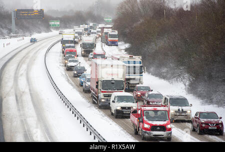 Staus auf der A720 Edinburgh City Umgehungsstrasse während der "Tier aus dem Osten Sturm im Februar 2018. Stockfoto