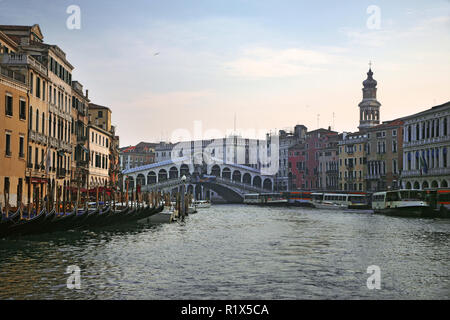 Ponte di Rialto, Venedig, Italien: der Grand Canal, in den frühen Morgen mit auf der einen Seite und Gondeln auf die andere vaporettos Stockfoto