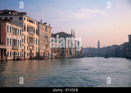 Der Grand Canal, Venice, Italien in den frühen Morgen: Paläste Linie der San Polo Waterfront Stockfoto