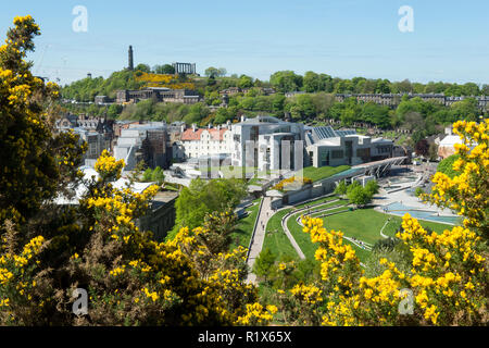 Eine Ansicht des Schottischen Parlaments in Holyrood und Calton Hill, Edinburgh, Schottland. Stockfoto