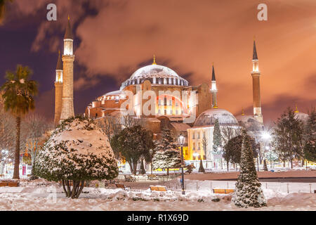 Blick auf die Hagia Sophia (Hagia Sophia) in einer verschneiten Winternacht in Istanbul Türkei Stockfoto