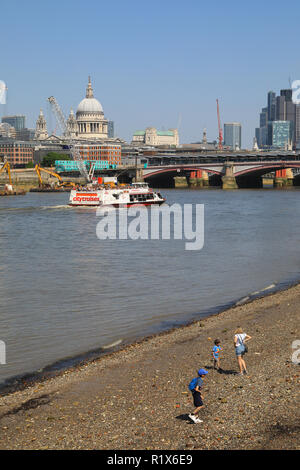 St Paul's Cathedral und die Skyline der Stadt, über die Themse, von Gabriel's Beach auf der South Bank durch die Oxo Tower, in London, Großbritannien Stockfoto