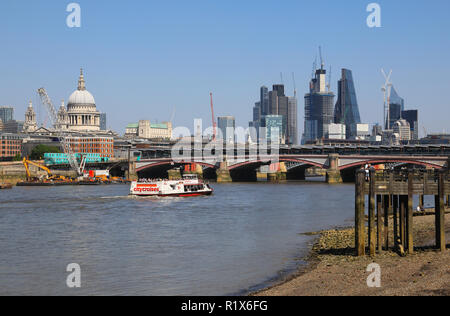 St Paul's Cathedral und die Skyline der Stadt, über die Themse, von Gabriel's Beach auf der South Bank durch die Oxo Tower, in London, Großbritannien Stockfoto